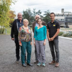 5 personnes posent pour une photo