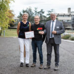 3 personnes posent pour une photo