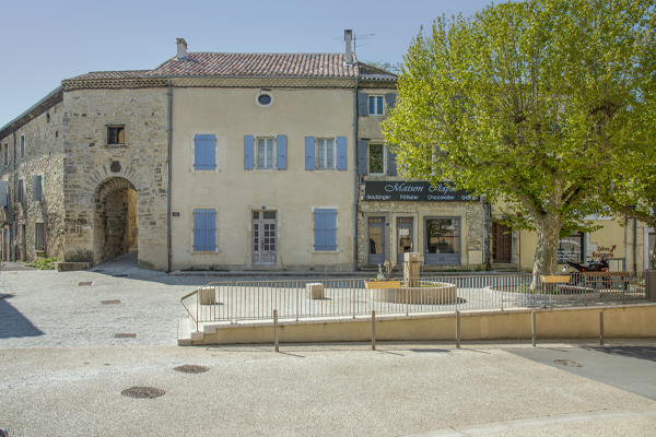 #60 – Place du Portail Blanc et rue principale du village – Sauzet
